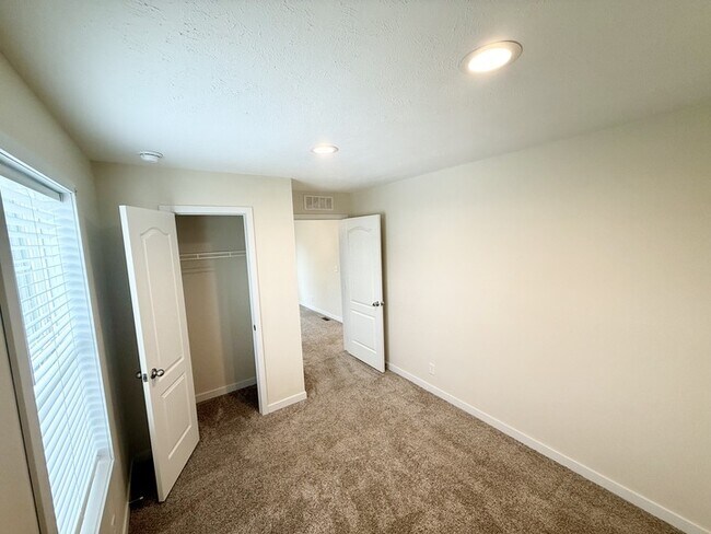 Building Photo - 9345 White Pine Ct