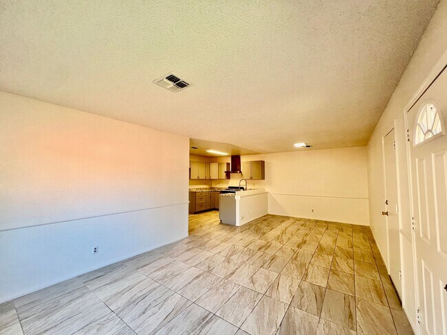 Building Photo - AVAILBLE NOW !!  3-bedroom 2 bath Duplex i...