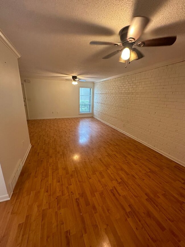 Building Photo - 2BD/1.5BA Townhouse located in East Memphis!
