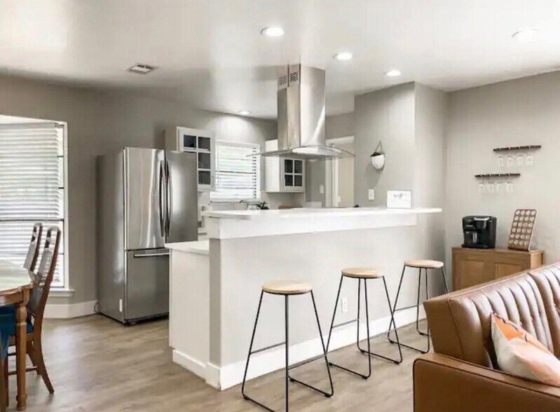 Building Photo - 4214 Baywoods Dr
