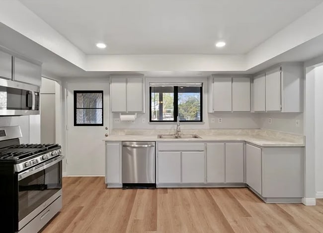 Building Photo - Spacious living, large yard, off street parking.  Available for immediate Move In