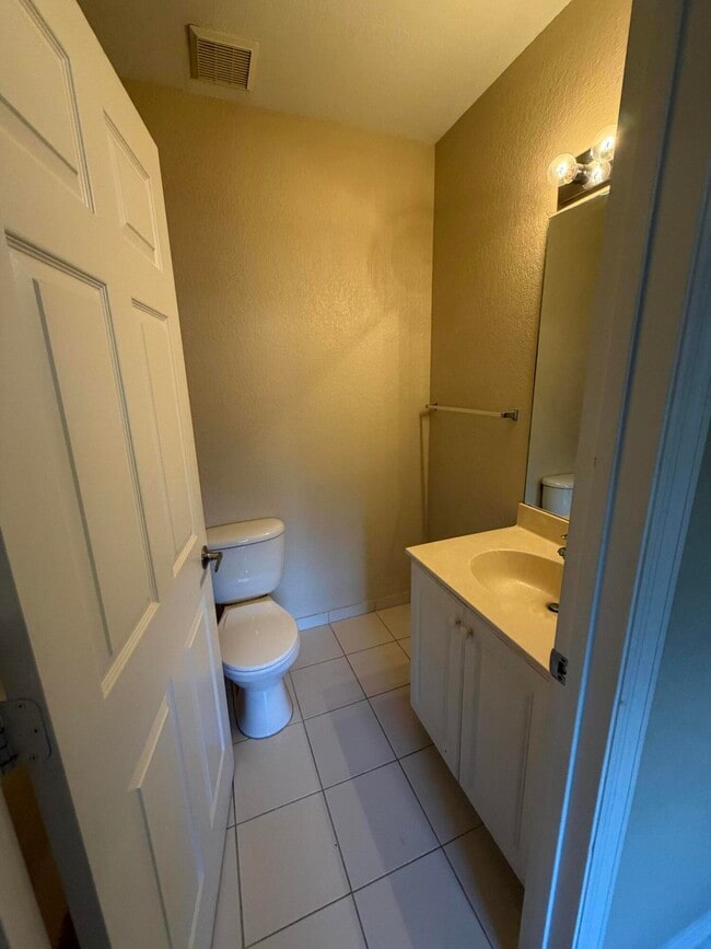 Building Photo - 1992 Alamanda Way