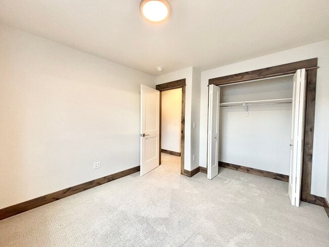 Building Photo - Central 4 Bedroom Condo