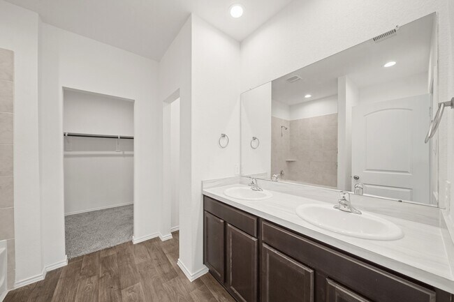 Building Photo - 2406 Silver Pr Ln