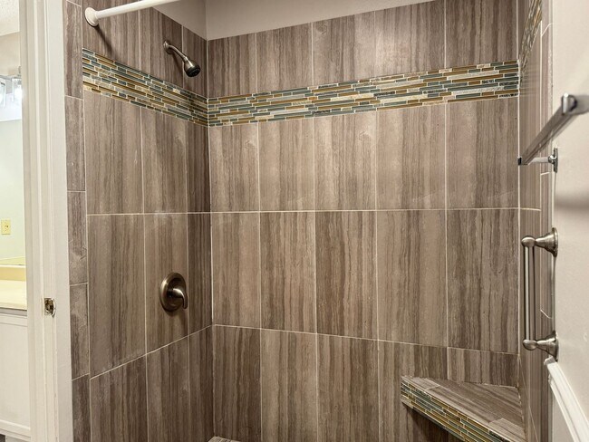 Building Photo - 400 South Town #105 - 2 bedroom Condo -POO...