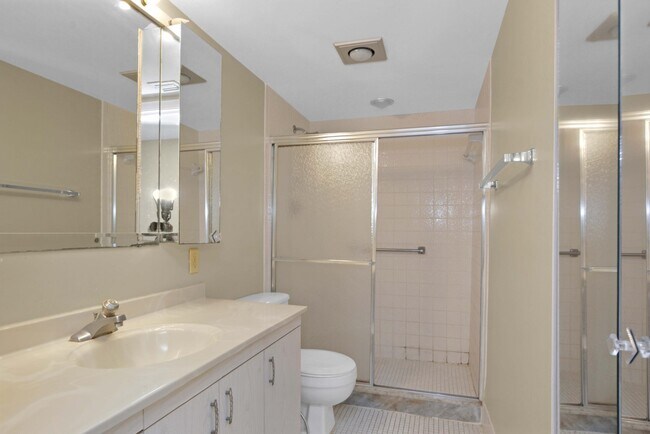 Building Photo - 2101 Lucaya Bend