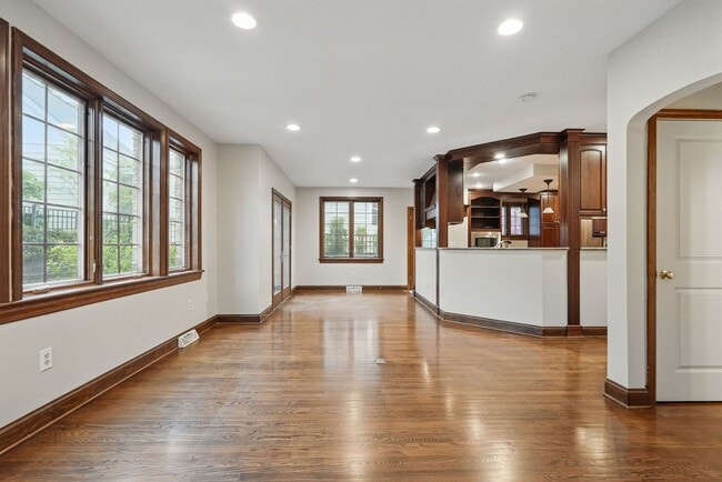 Building Photo - Charming 5 Bedroom, 3.5 Bathroom Home in M...