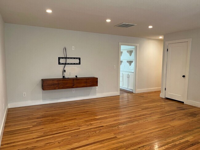 Building Photo - Charming Winters Home