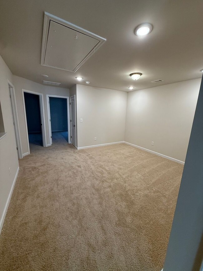 Building Photo - Townhome