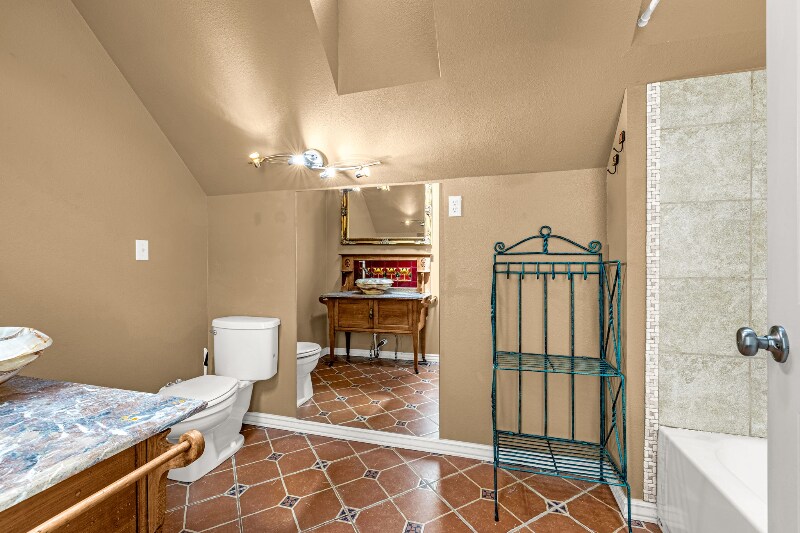 Building Photo - 532 W Kiowa St