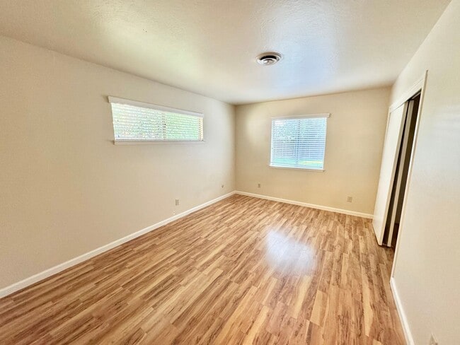 Building Photo - 604 Radcliffe Dr