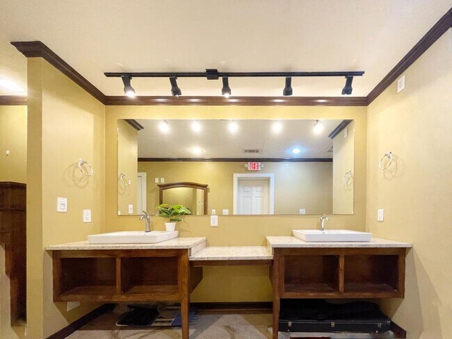 Building Photo - NEWER 4 bedroom house