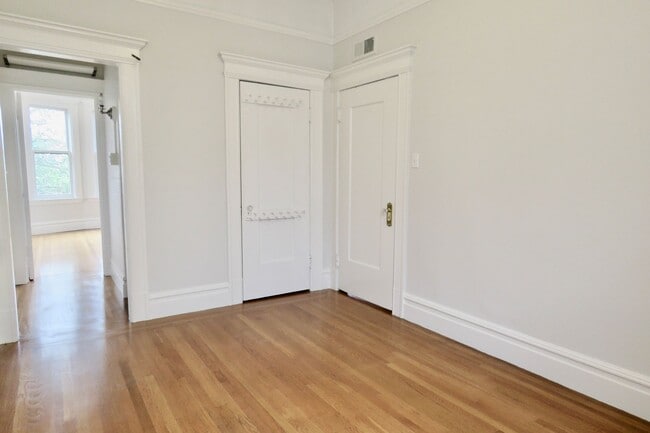Building Photo - Huge and Beautiful Classic Top Floor Condo