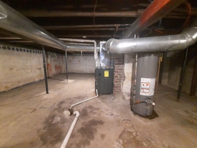 Building Photo - 2 Bedroom, 1 Bathroom home near Drake Univ...