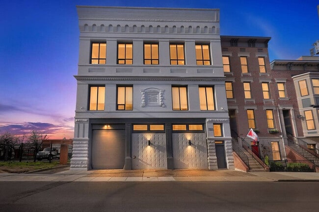 Building Photo - 21 E 15th St