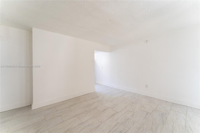 Building Photo - 1515 NW N River Dr