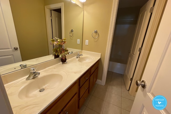 Building Photo - 8105 Last Oak Ct