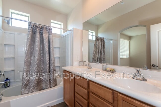 Building Photo - 2442 E Emerald Moon Dr