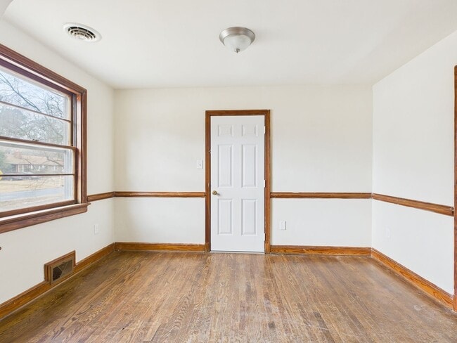 Building Photo - 637 Woodhaven Dr