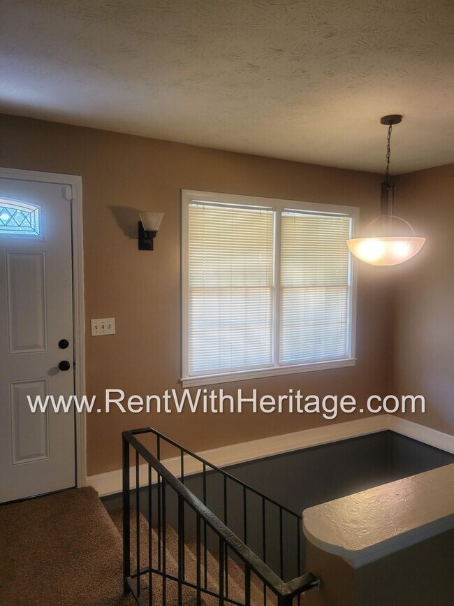 Building Photo - GREAT HOME / 3 BEDROOMS AND BONUS ROOM / GREAT LOCATION /  PRIVATE FENCED YARD