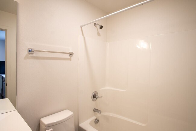 Building Photo - Contemporary 1-Bed Flat w/ DW, W/D & 2 WEE...