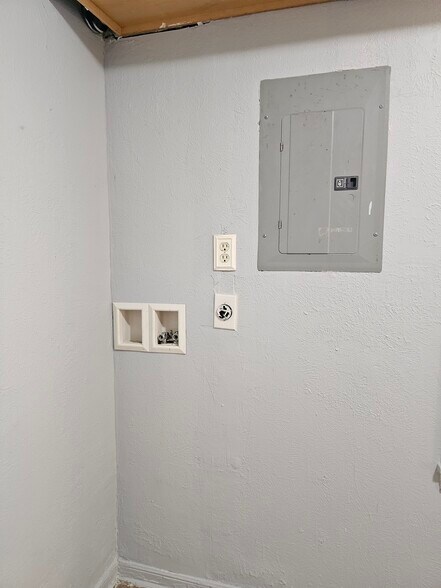 Building Photo - 5616 Thomas Ln