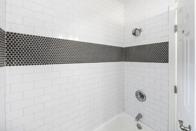 Building Photo - Recently Updated 1BA/1BA Duplex Home with ...