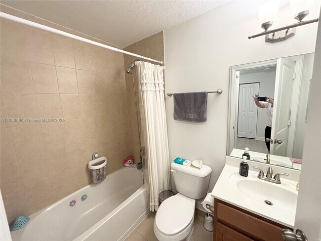 Building Photo - 401 NE 194th Ln