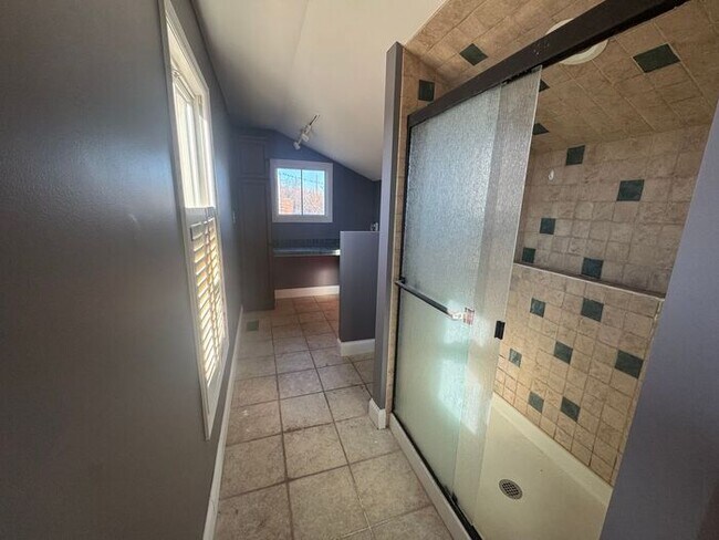 Building Photo - Must see 2 bed 2 bath!