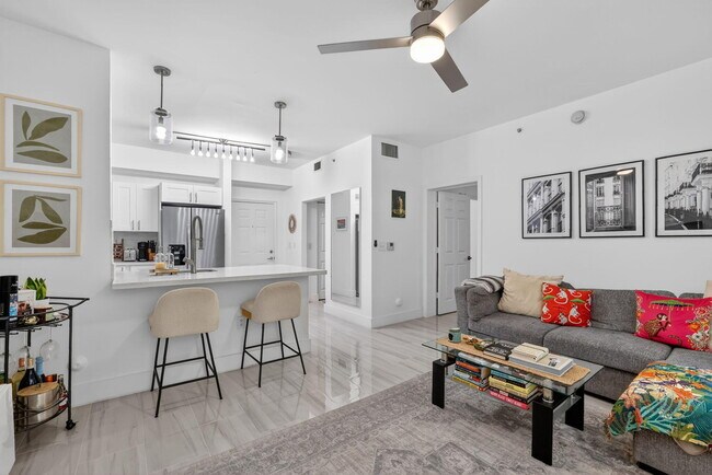 Building Photo - 533 NE 3rd Ave