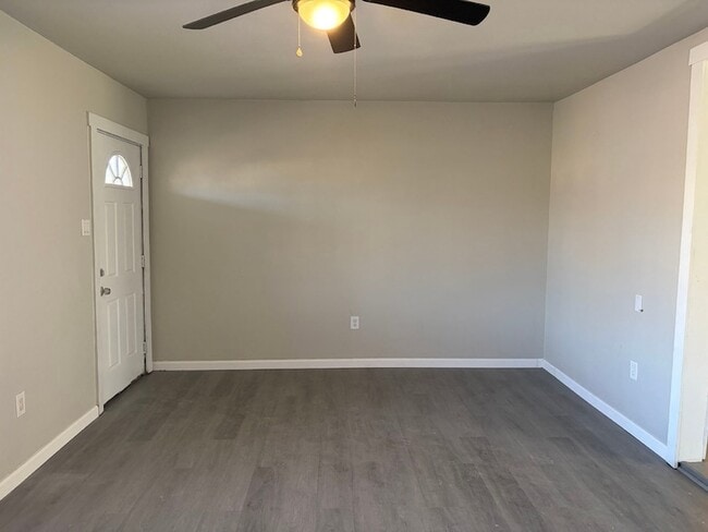 Building Photo - 5406 Lyndhurst Dr