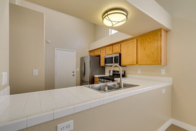 Building Photo - SW BEAUTY*2 BEDROOMS*OPEN FLOORPLAN*COMMUNITY POOL, GATED*CHECK THIS HOME OUT TODAY!