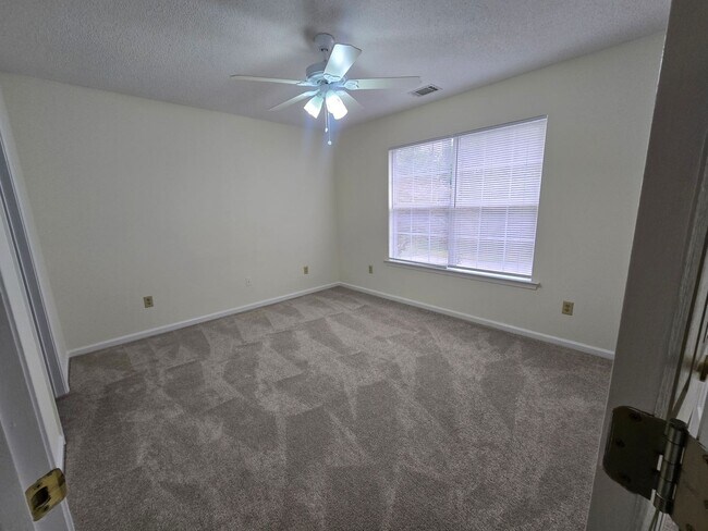 Building Photo - Townhome