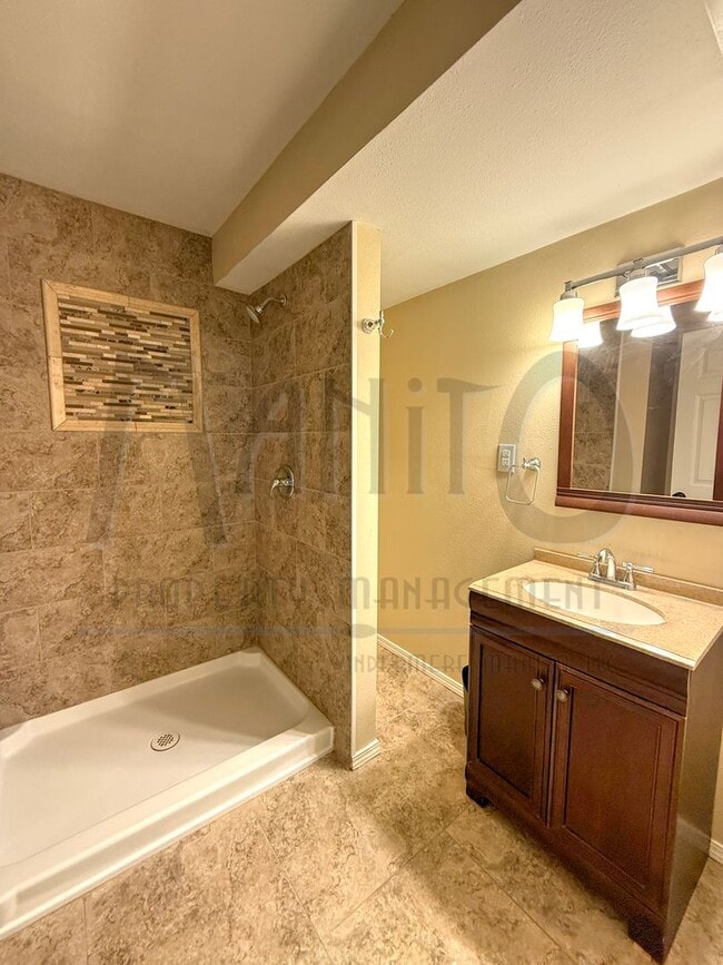 Building Photo - Beautiful Carnahan Crest Townhome