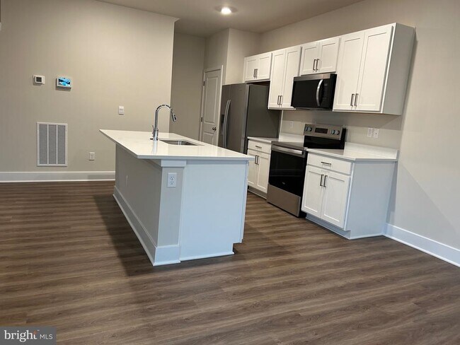 Building Photo - 140 Wappinger Ter