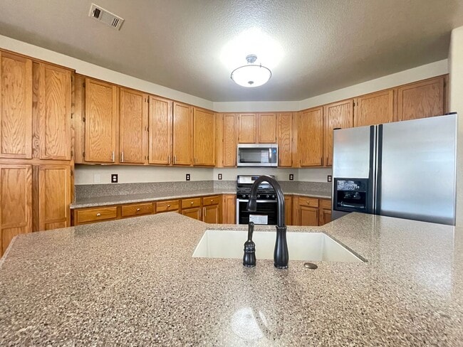 Building Photo - Gorgeous 2-story home in the Green Valley ...