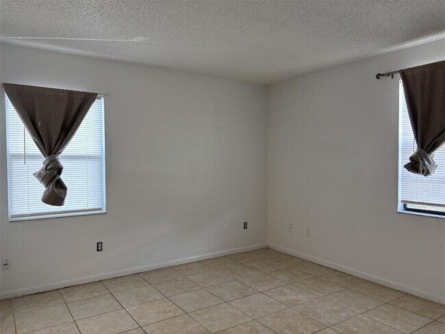 Building Photo - 2119 W Okaloosa Ave