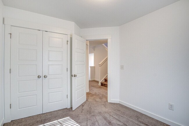 Building Photo - Corner Townhome with Roof Top Deck in Down...
