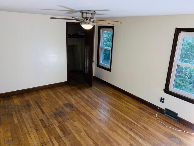 Building Photo - 1015 Willow Dr