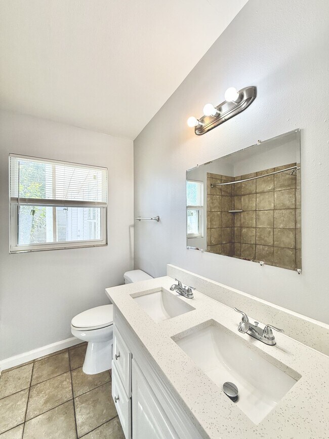 Building Photo - 7111 Onyx Dr N