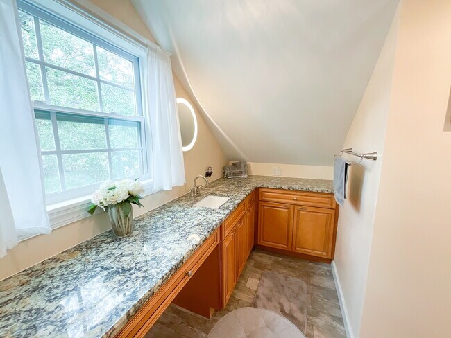 Building Photo - 860 13th Ave S