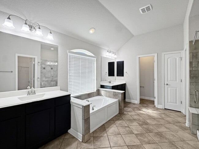 Building Photo - 9002 Monument Parke