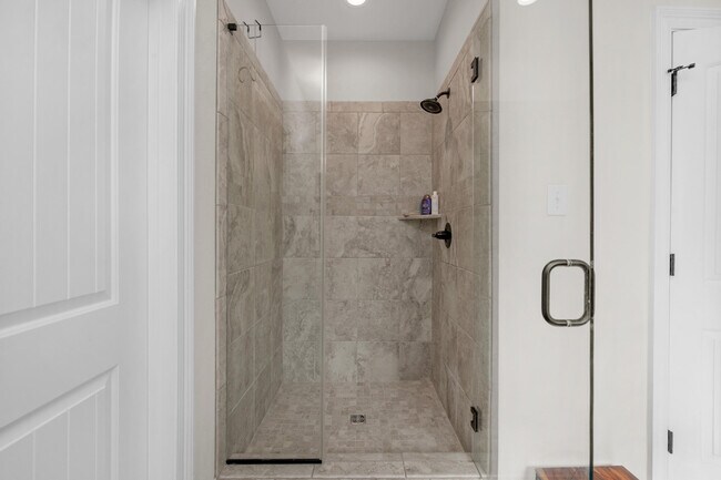 Building Photo - 5718 Oak Hvn Ln