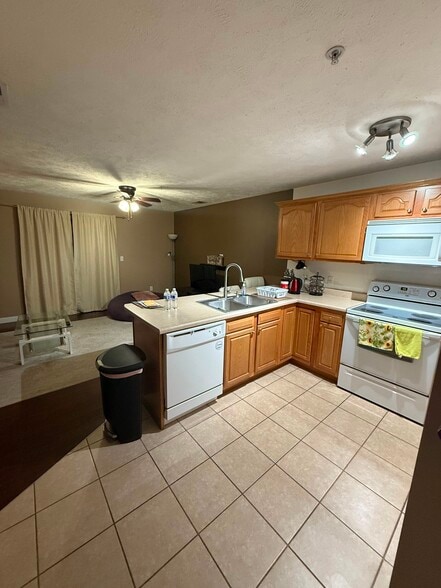 Building Photo - 421 Creekside Dr