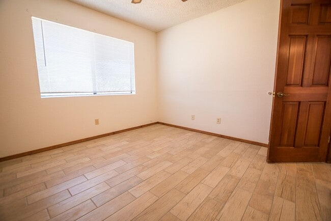 Building Photo - Large Home in Quiet Area, 3 Bedroom, 2 Bat...