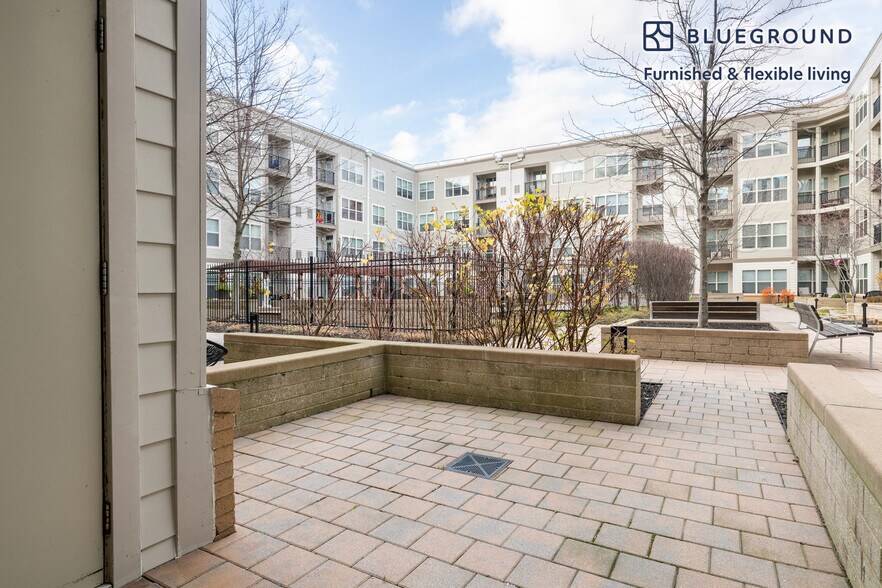 Building Photo - 333 Great River Rd