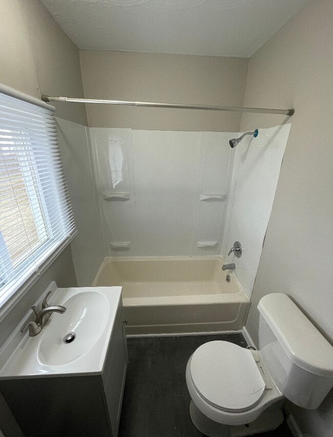 Building Photo - Studio Cottage For Rent ON W Erie - Huge Y...