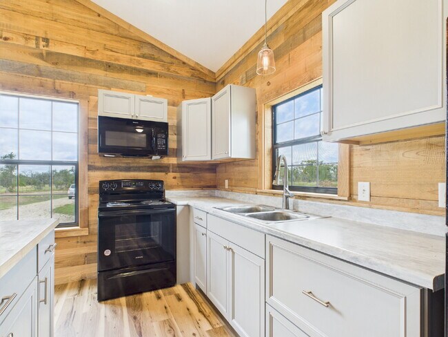 Building Photo - 2/2 Custom Cabin