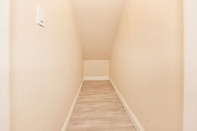 Building Photo - 221 Lakeview Dr