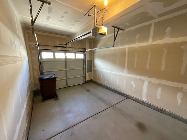Building Photo - 3 Bedroom Townhome Available Near Hancock ...